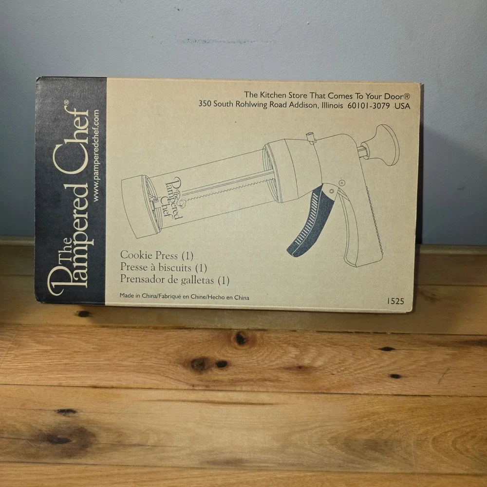 Pampered Chef Cookie Press 1525 White Manual Spritz Maker with 16 Disks & Box
